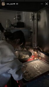 金赛纶的烘焙台上出现价值46万韩币的高价台灯。