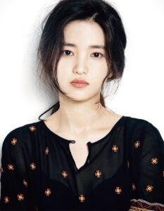 韩国演员金泰梨，在《恶鬼》中饰演一个被恶鬼缠身的女人具善英。