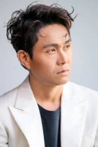 韩国演员吴世正，在《甜蜜家园》第2，3季中以疫苗研发博士一角登场。曾主演过《虽然是神经病也没关系》等诸多大热影视作品。